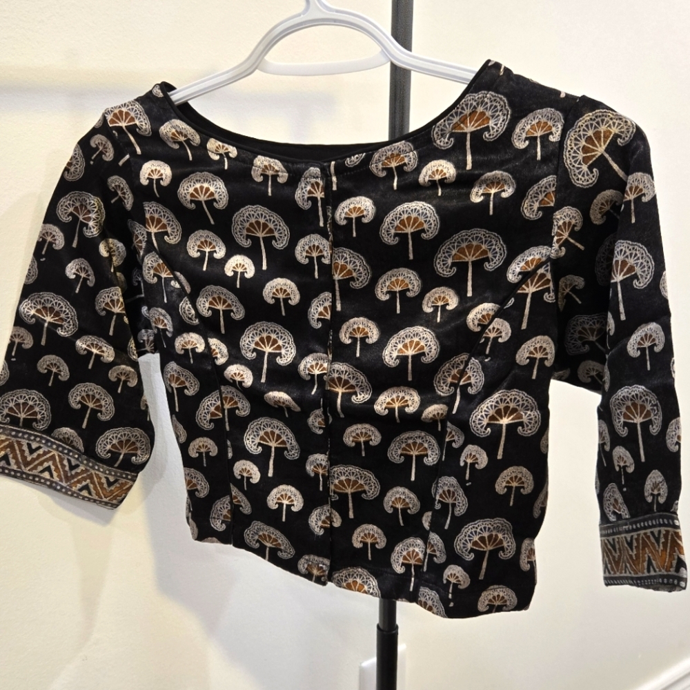 3/55$ - NWT - Black and Brown Patterned Women's Blouse